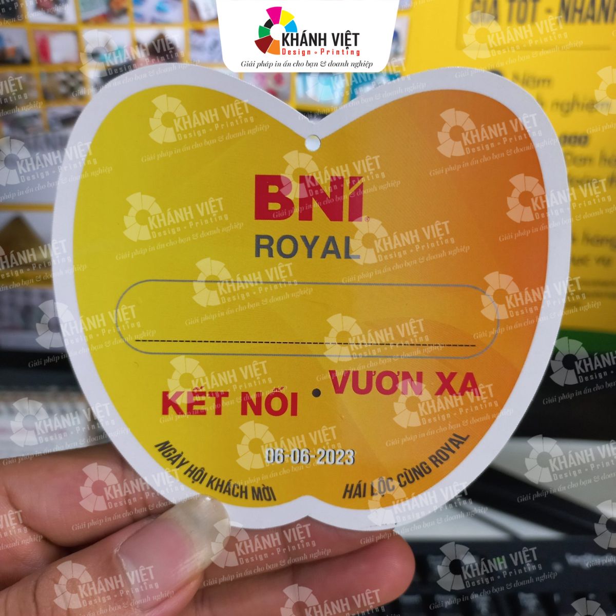 In tag quần áo bằng chất liệu gì?