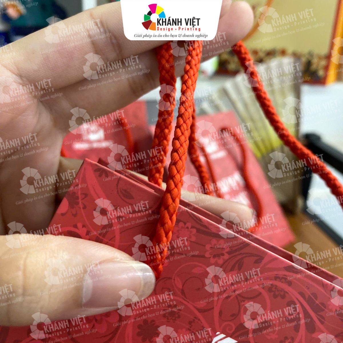 Túi giấy có quai xách tiện lợi