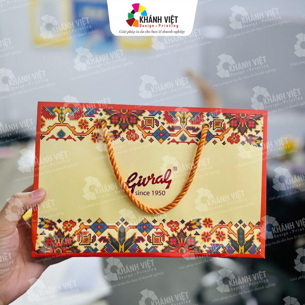 Túi giấy dạng ngang có quai xách
