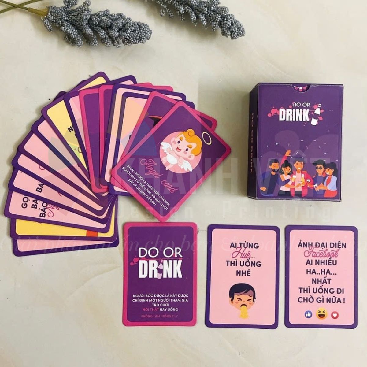 Thẻ bài có màu sắc sặc sỡ