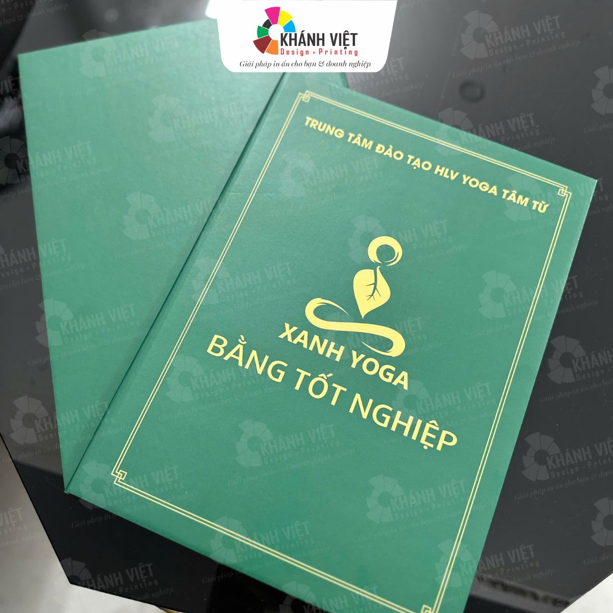 Bìa đựng bằng khen, giấy khen được làm từ chất liệu gì?