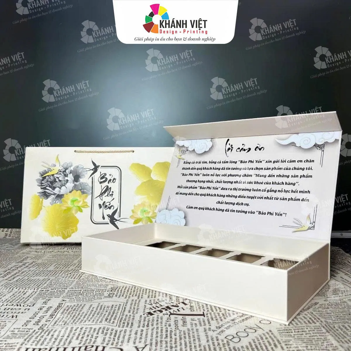 Duyệt bản in mẫu hộp quà tặng trước khi sản xuất