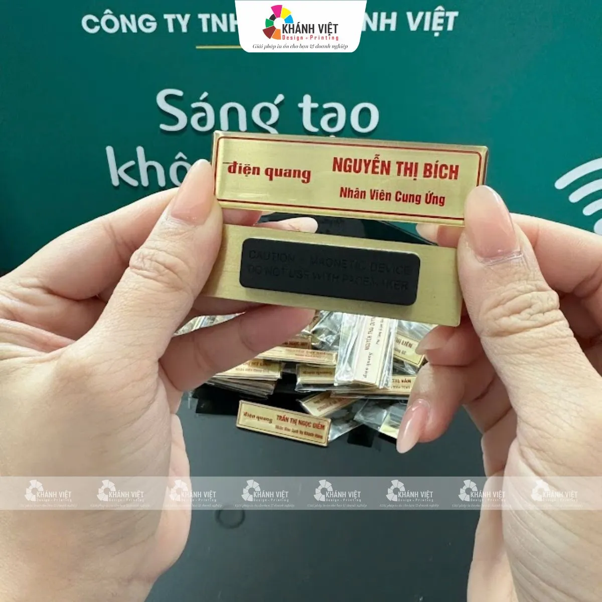 Chất liệu dùng để in bảng tên nhân viên số lượng ít